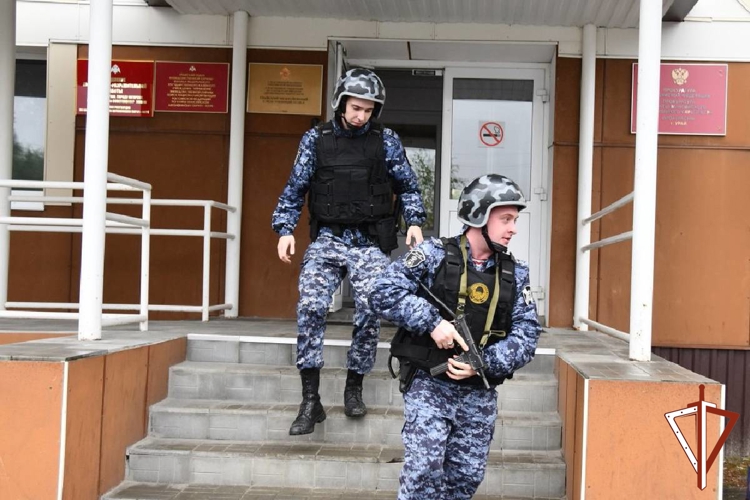Сотрудники Урайского межмуниципального отдела вневедомственной охраны рассказали печатным СМИ о своей деятельности  