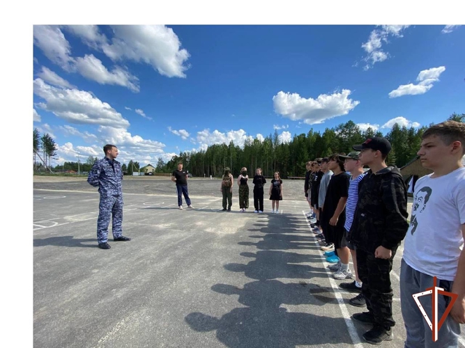 Сотрудники Няганьского отдела вневедомственной охраны в День образования подразделения организовали военно-патриотический урок с подшефными школьниками 