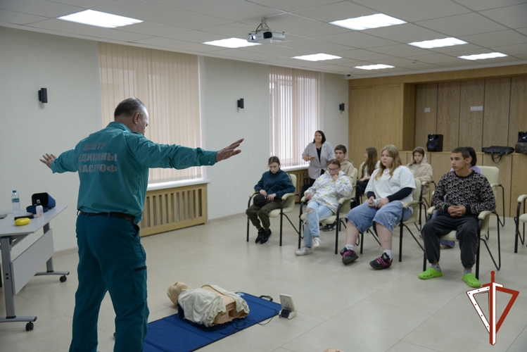В Югре Росгвардия рассказала воспитанникам подшефного социального центра, как безопасно провести летние каникулы (ВИДЕО) 