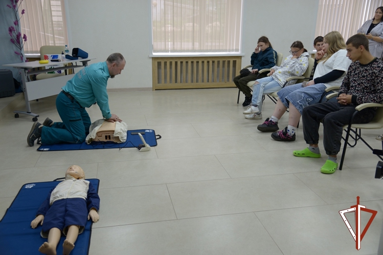 В Югре Росгвардия рассказала воспитанникам подшефного социального центра, как безопасно провести летние каникулы (ВИДЕО) 