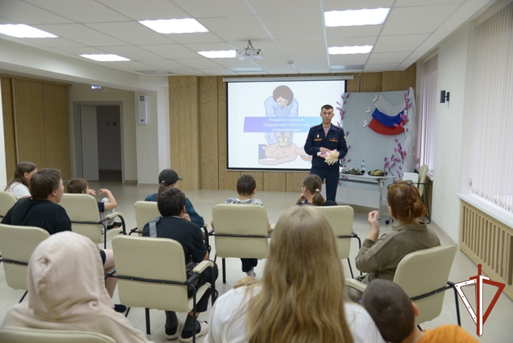 В Югре Росгвардия рассказала воспитанникам подшефного социального центра, как безопасно провести летние каникулы (ВИДЕО) 
