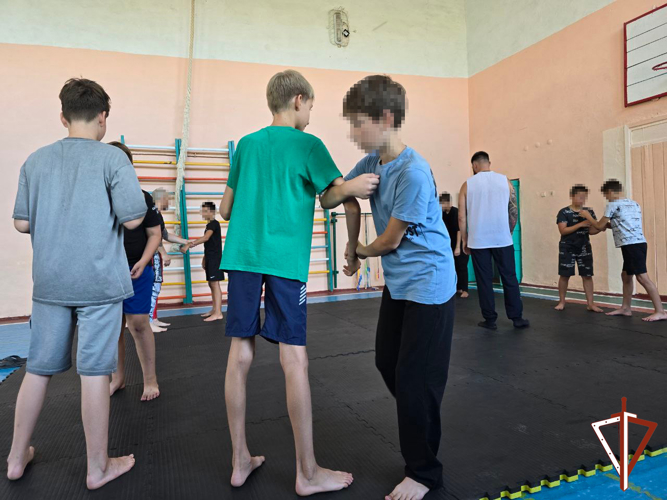 В День государственного флага России росгвардейцы провели патриотические мероприятия для молодежи в новых субъектах
