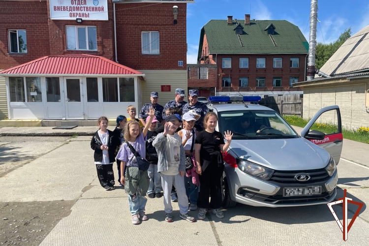 Юные югорчане познакомились со служебной деятельностью вневедомственной охраны Росгвардии