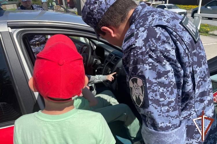 Юные югорчане познакомились со служебной деятельностью вневедомственной охраны Росгвардии