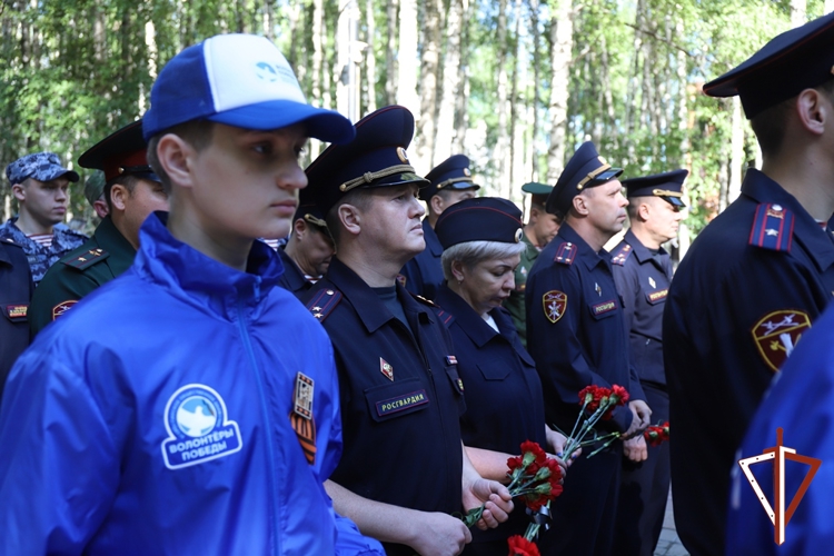 В Югре военнослужащие и сотрудники Росгвардии приняли участие в памятном мероприятии, посвященном 81-й годовщине окончания Ленинградской битвы