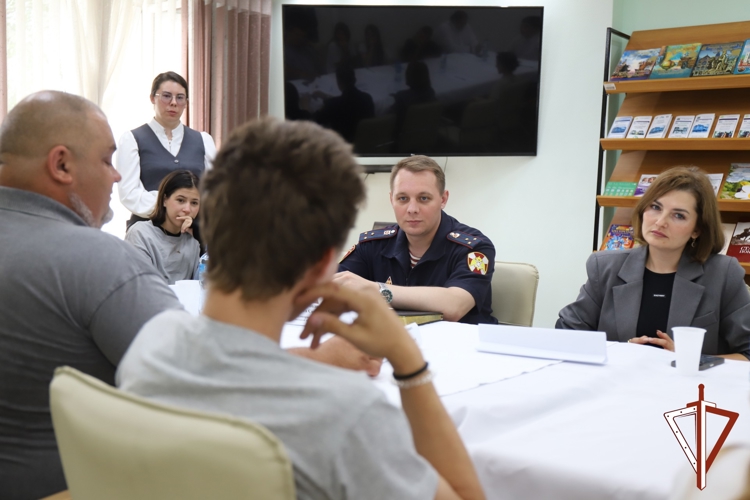 В Югре офицер Росгвардии стал участником круглого стола, посвященного профилактике самовольных уходов несовершеннолетних