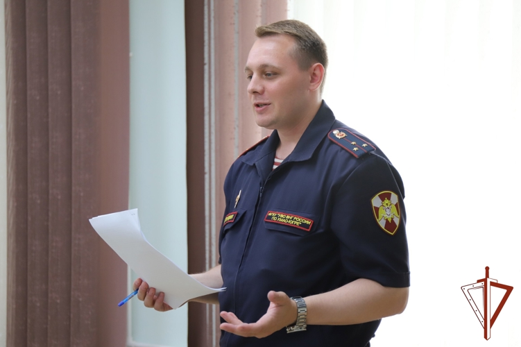 В Югре офицер Росгвардии стал участником круглого стола, посвященного профилактике самовольных уходов несовершеннолетних
