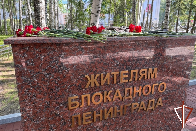 В Югре военнослужащие и сотрудники Росгвардии приняли участие в памятном мероприятии, посвященном 81-й годовщине окончания Ленинградской битвы