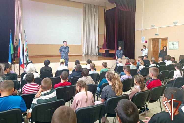В Югре Росгвардия проводит мероприятия с подшефными школьниками, посвященные 107 годовщине со дня рождения генерала армии И. К. Яковлева