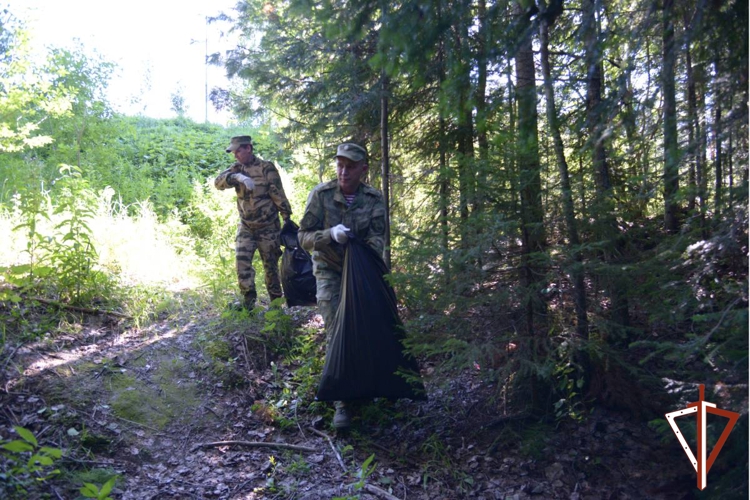 Росгвардия в Югре провела экологический субботник по очистке природного парка