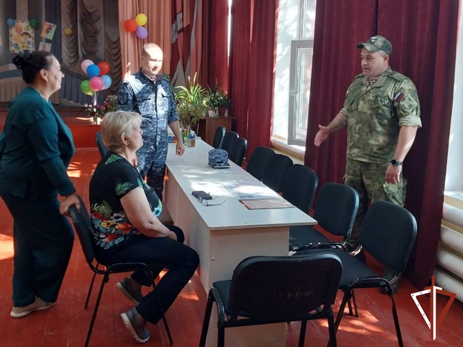 Специалисты мобильного агитационного пункта Росгвардии посетили жителей Ханты-Мансийского района