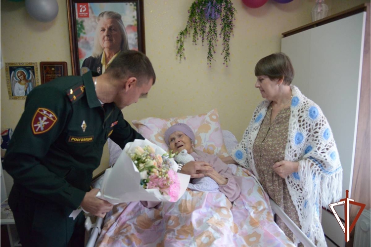 В Югре Росгвардия поздравила со 101 годовщиной ветерана ВОВ