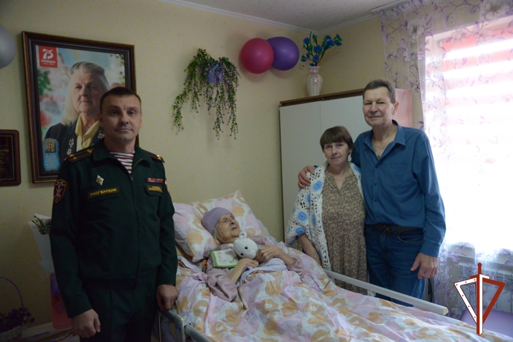 В Югре Росгвардия поздравила со 101 годовщиной ветерана ВОВ
