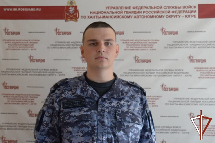 В Югре военнослужащий Росгвардии оказал помощь пострадавшему на мосту человеку