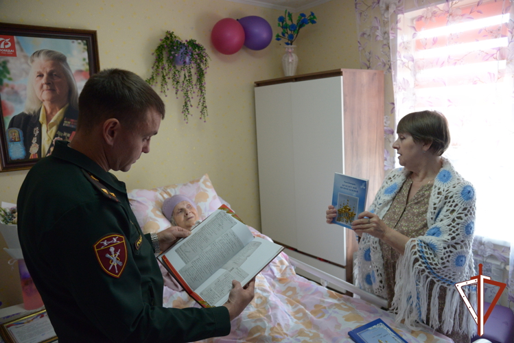 В Югре Росгвардия поздравила со 101 годовщиной ветерана ВОВ