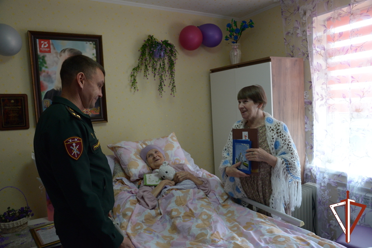 В Югре Росгвардия поздравила со 101 годовщиной ветерана ВОВ