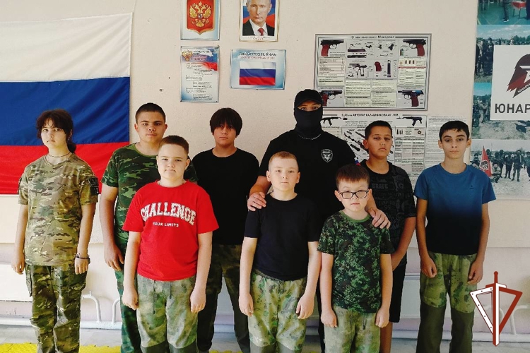 В Югре Росгвардия проводит патриотические встречи с подшефными школьниками, посвященные Дню образования вневедомственной охраны