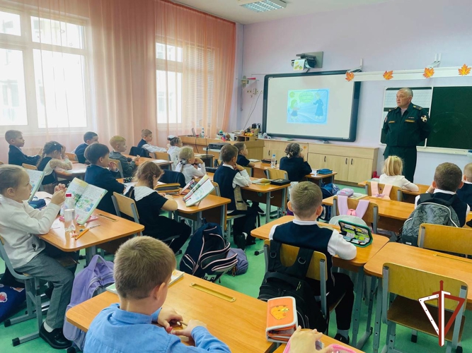 В Югре Росгвардия проводит патриотические встречи с подшефными школьниками, посвященные Дню образования вневедомственной охраны