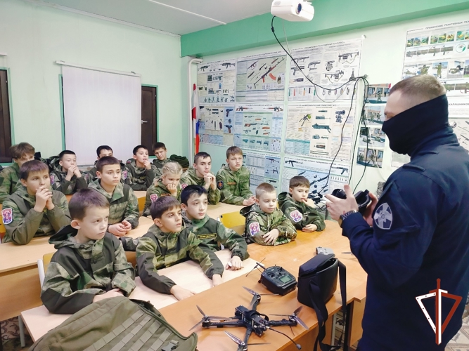 В Югре ОМОН Росгвардии провел патриотические занятия для воспитанников движения «Гвардейская смена»