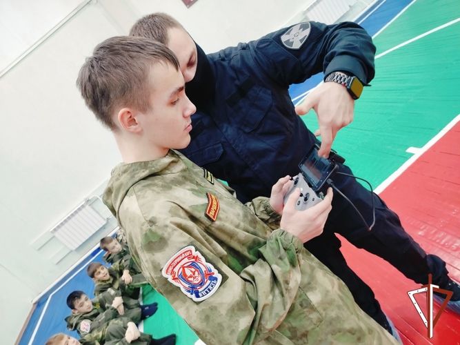 В Югре ОМОН Росгвардии провел патриотические занятия для воспитанников движения «Гвардейская смена»