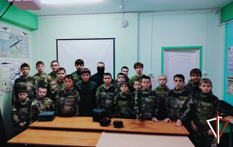 В Югре ОМОН Росгвардии провел патриотические занятия для воспитанников движения «Гвардейская смена»