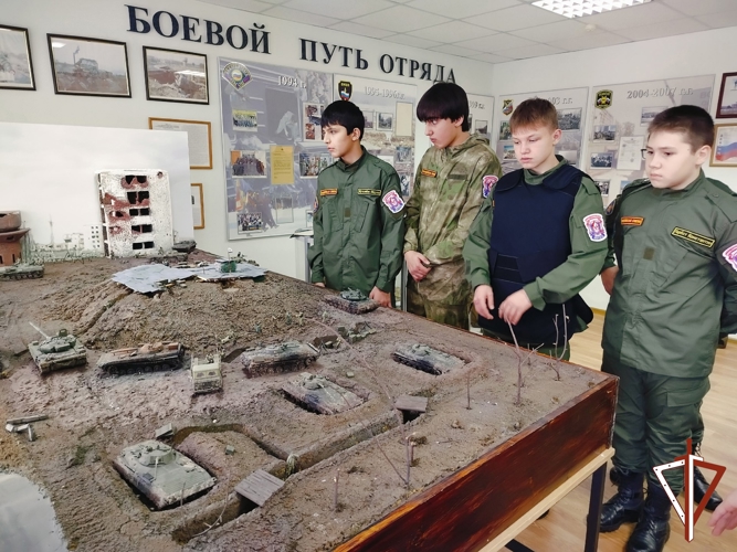 В Югре ОМОН Росгвардии провел патриотические занятия для воспитанников движения «Гвардейская смена»
