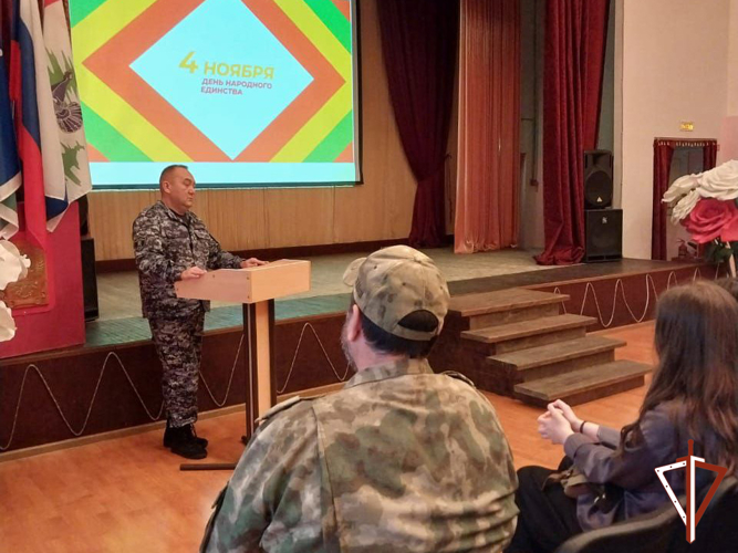 Сотрудники Росгвардии провели тематические встречи с молодёжью Югры, посвящённые Дню народного единства