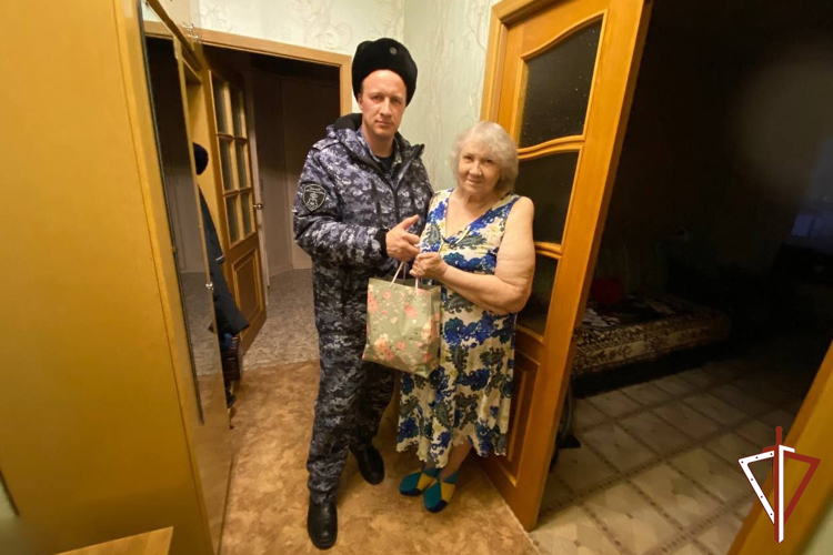  Югре росгвардейцы поздравили женщин с Днем матери
