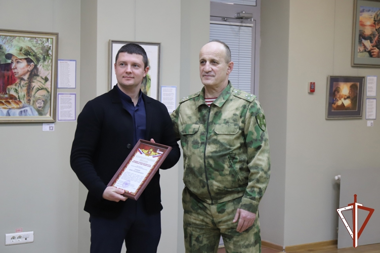 В Ханты-Мансийске состоялась презентация выставки картин «Я вернусь!» супруги офицера Росгвардии