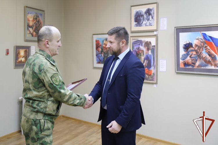 В Ханты-Мансийске состоялась презентация выставки картин «Я вернусь!» супруги офицера Росгвардии