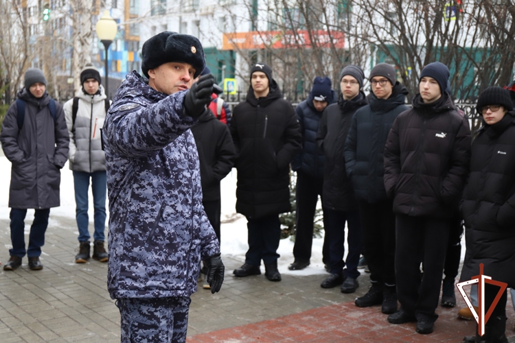 Выпускники Югры познакомились со служебной деятельностью Росгвардии