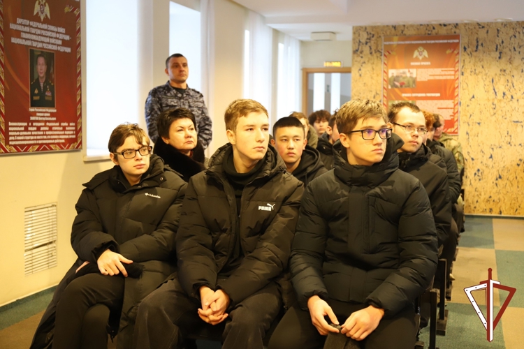 Выпускники Югры познакомились со служебной деятельностью Росгвардии