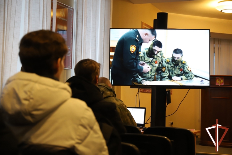 Выпускники Югры познакомились со служебной деятельностью Росгвардии