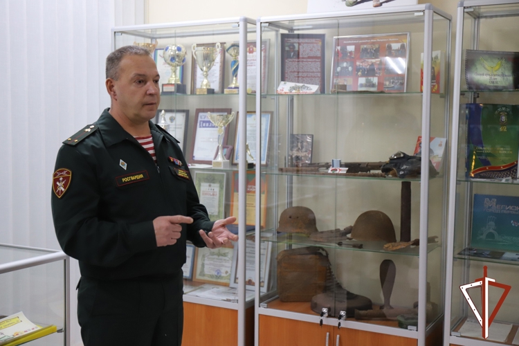 Выпускники Югры познакомились со служебной деятельностью Росгвардии
