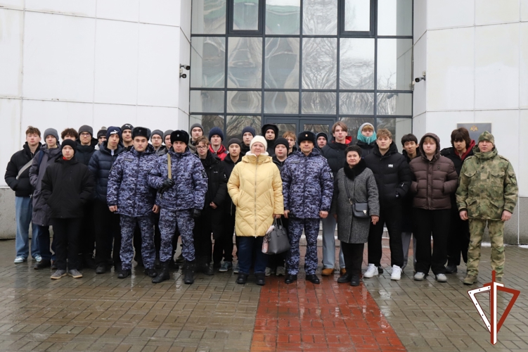 Выпускники Югры познакомились со служебной деятельностью Росгвардии