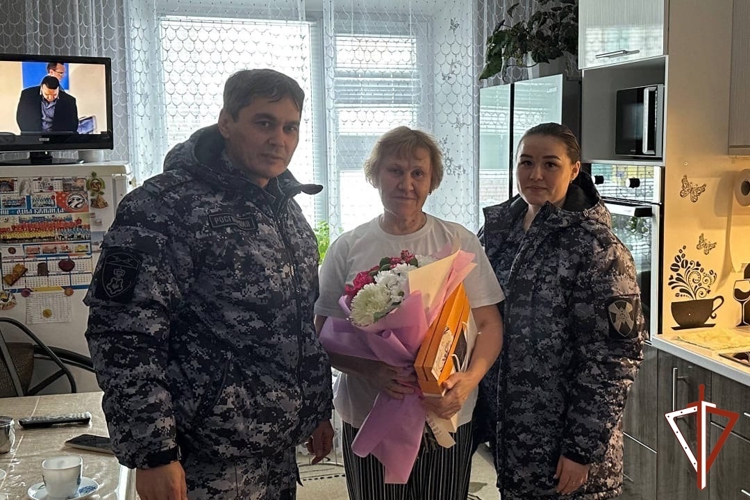  Югре росгвардейцы поздравили женщин с Днем матери