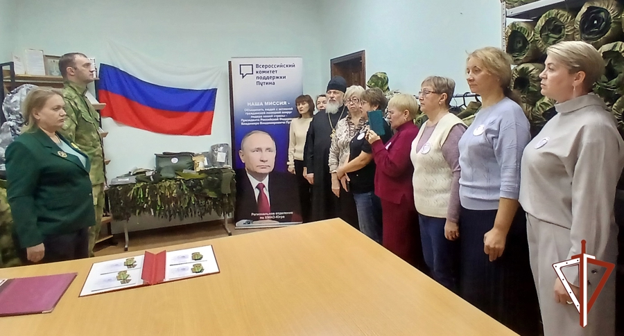 В Югре Росгвардия вручила медали и благодарственные письма волонтерам региона за гуманитарные грузы в зону СВО 