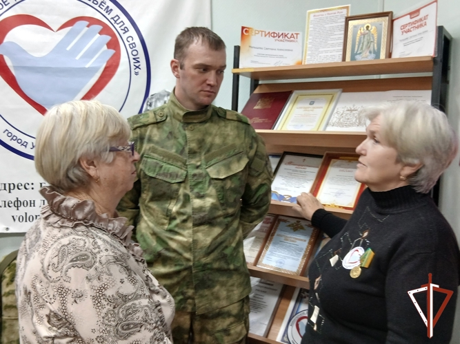В Югре Росгвардия вручила медали и благодарственные письма волонтерам региона за гуманитарные грузы в зону СВО 