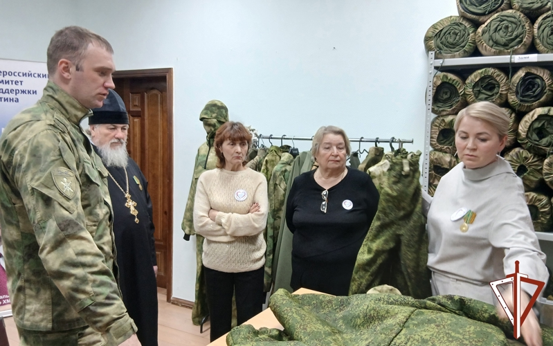 В Югре Росгвардия вручила медали и благодарственные письма волонтерам региона за гуманитарные грузы в зону СВО 