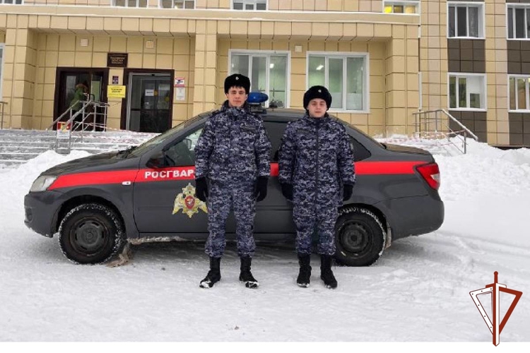 В Югре росгвардейцы разыскали заблудившуюся в лесу местную жительницу