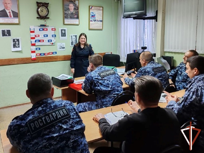 Росгвардейцы в Югре провели встречи с подшефными школьниками, посвященные Дню Конституции России