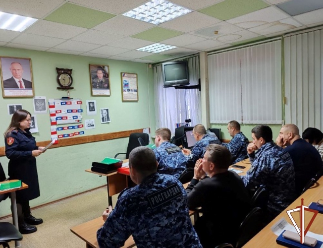 Росгвардейцы в Югре провели встречи с подшефными школьниками, посвященные Дню Конституции России