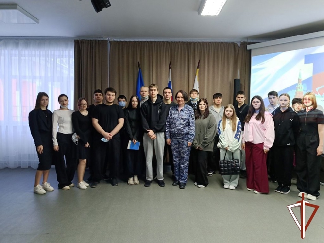 Росгвардейцы в Югре провели встречи с подшефными школьниками, посвященные Дню Конституции России