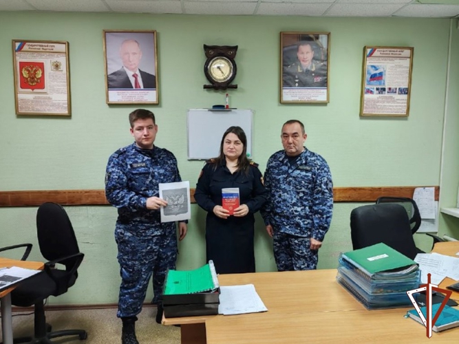 Росгвардейцы в Югре провели встречи с подшефными школьниками, посвященные Дню Конституции России