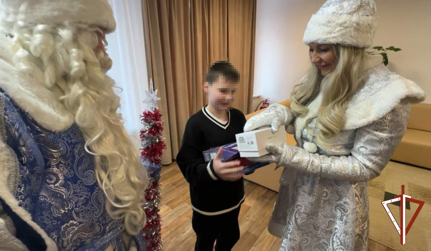В Югре «Дед Мороз специального назначения» исполнил мечту воспитанника социального центра