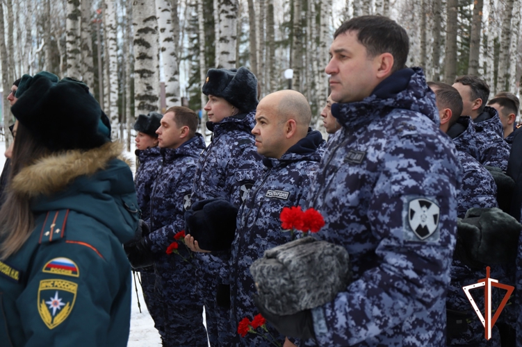 Военнослужащие и сотрудники Росгвардии почтили память Неизвестного солдата в Ханты-Мансийске   