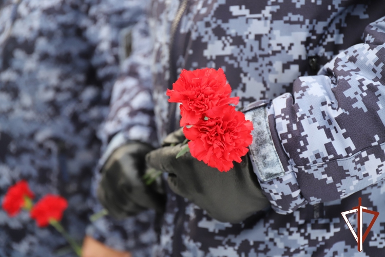 Военнослужащие и сотрудники Росгвардии почтили память Неизвестного солдата в Ханты-Мансийске   