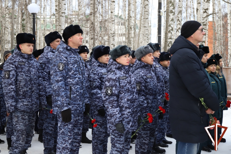Военнослужащие и сотрудники Росгвардии почтили память Неизвестного солдата в Ханты-Мансийске   