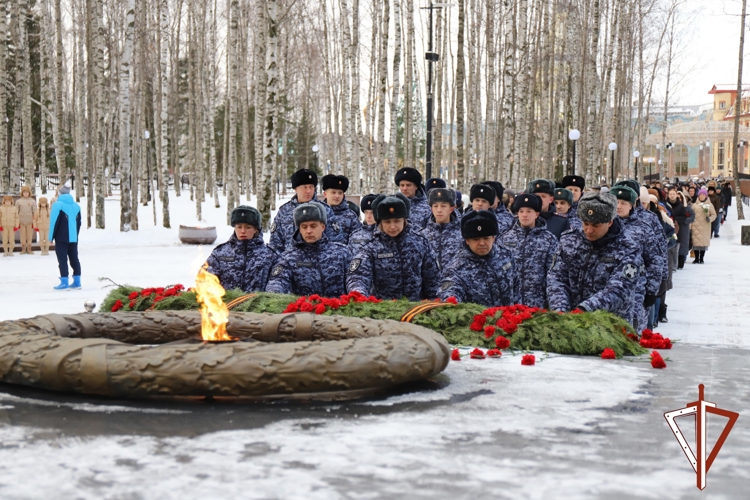 Военнослужащие и сотрудники Росгвардии почтили память Неизвестного солдата в Ханты-Мансийске   