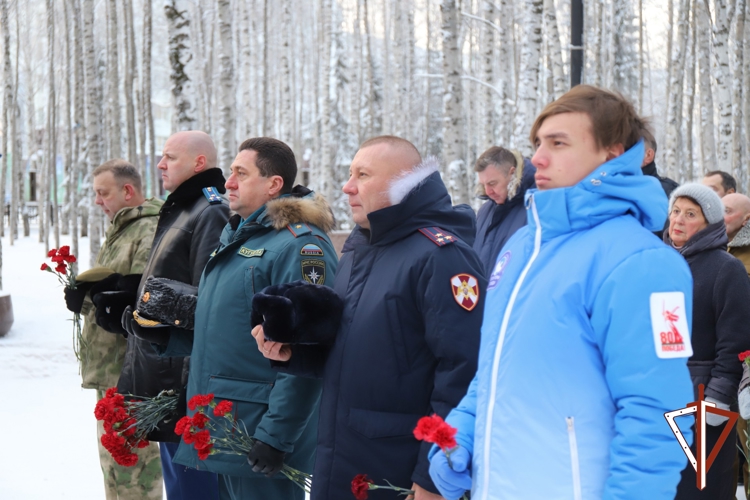 В столице Югры военнослужащие и сотрудники Росгвардии почтили память Героев Отечества